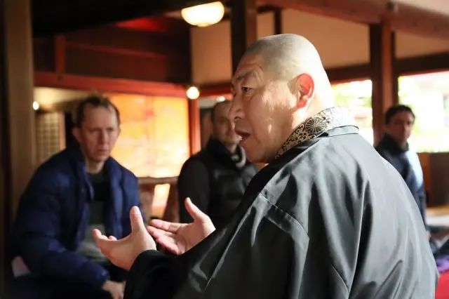 ご住職が丁寧に説明してくれるので、わからないことがあれば質問してみましょう。