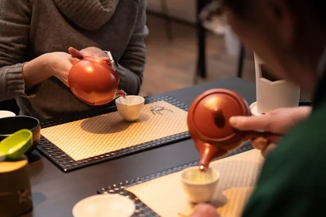 急須の取手が横にあるのは日本独自！ 道具を通して日本の文化が学べます。