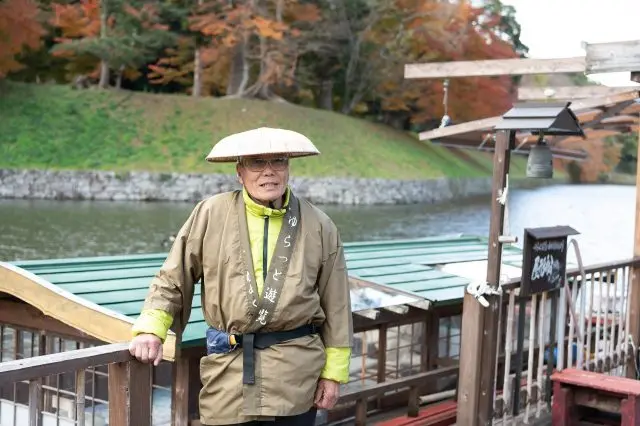 船頭は2人体制。貸切船の際も要望があればガイドもしてくれます。