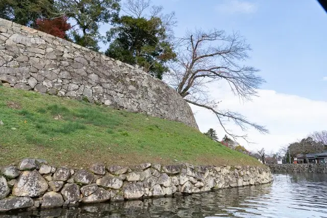 この石垣は「腰巻石垣」といって、関西ではあまりみられない珍しいもの。