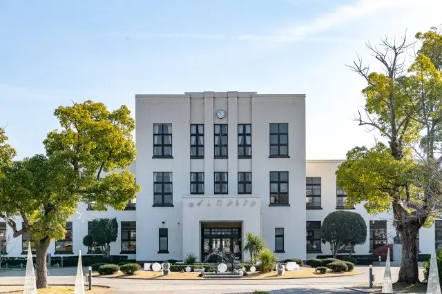 当時珍しかった鉄筋コンクリートの校舎。建設当時の外壁色を復元し、現代に蘇りました。