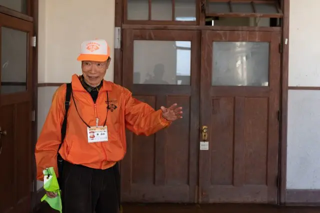 豊郷小学校の歴史や各ポイントのエピソードを聞きながら校舎を巡ります。