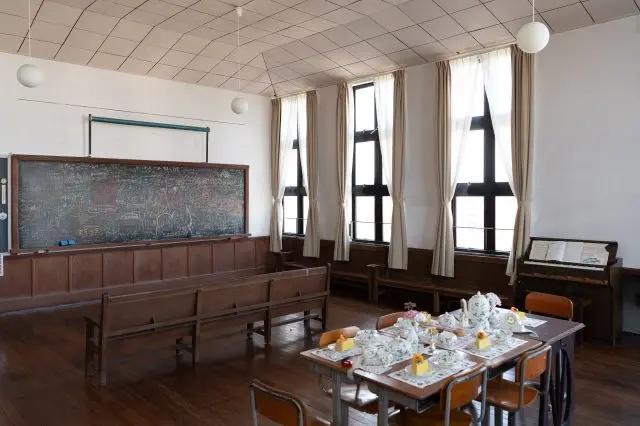 3階は、アニメファン交流の場として今も活用されています。黒板にメッセージを書くこともできますよ！