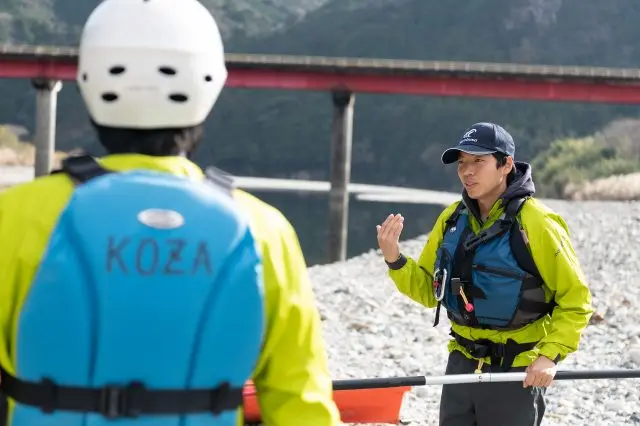 レクチャーは約20分。インストラクターが手取り足取り教えてくれます。