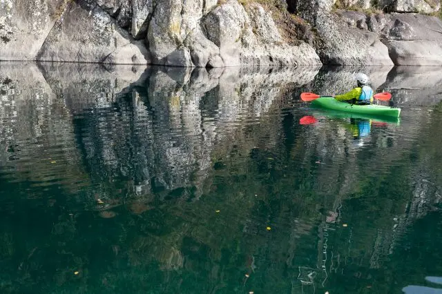 水上でのレクチャー。岩面付近で急カーブができたら合格。