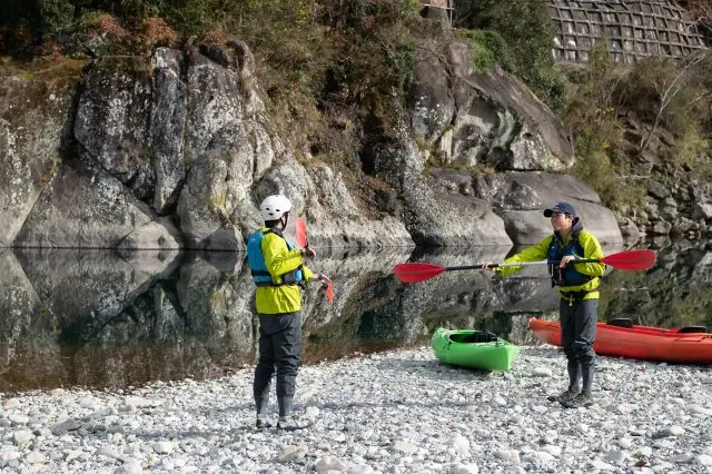 自然が作り上げた美しい景色を眺めながら古座川でカヤック体験