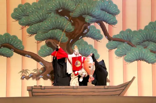 釣竿や船をはじめ、人形以外の道具も巧みに操られています。