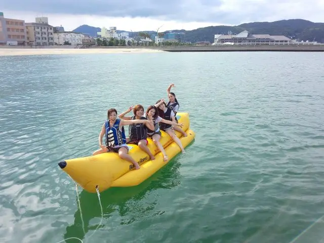 マリンスポーツの定番、バナナボートも根強い人気。