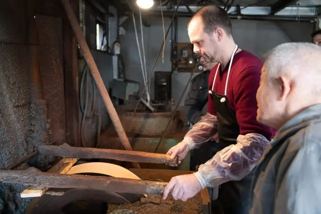 熟練した職人さんが直接指導し、安全に体験できます。