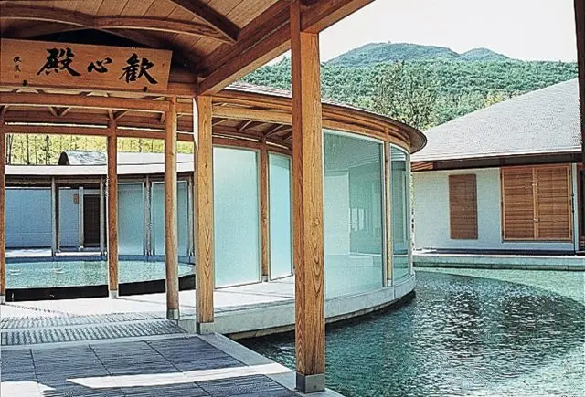 茶室へと通じる回廊には、淡路島産の「淡路瓦」が使われています。