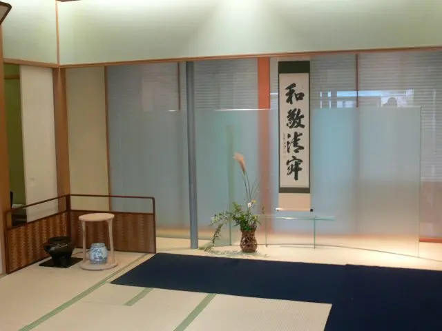 掛け軸やお花といったしつらえにも注目。