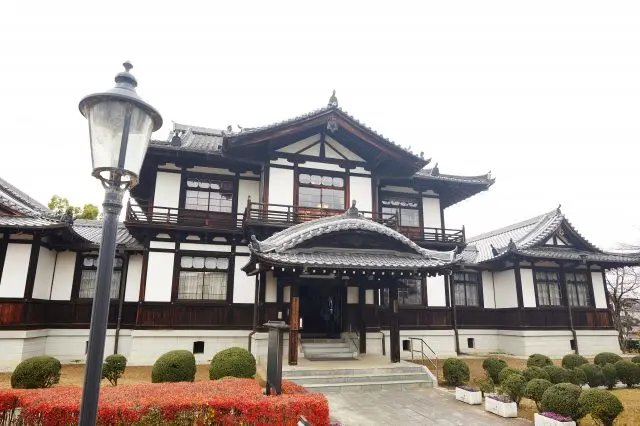 明治36（1903）年に建てられた今井まちなみ文化センターは、天井や窓など細部に至るまでこだわりが感じられる和洋折衷の建築が特徴的。