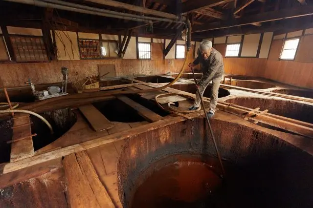 杉桶を使用した伝統的な製法を守り続ける恒岡醤油醸造本店。