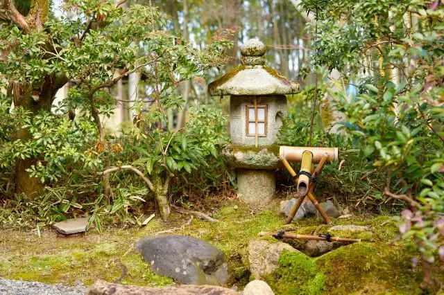 石灯籠や水琴窟など日本情緒を感じさせる景色がそこかしこに。