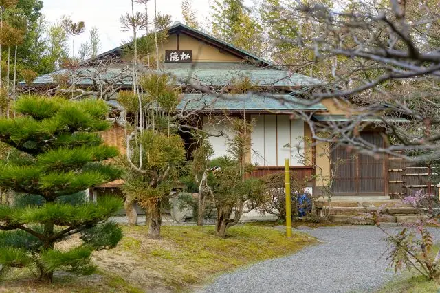数寄屋造り（日本の伝統的な建築様式）で建てられた茶室「松隠」。