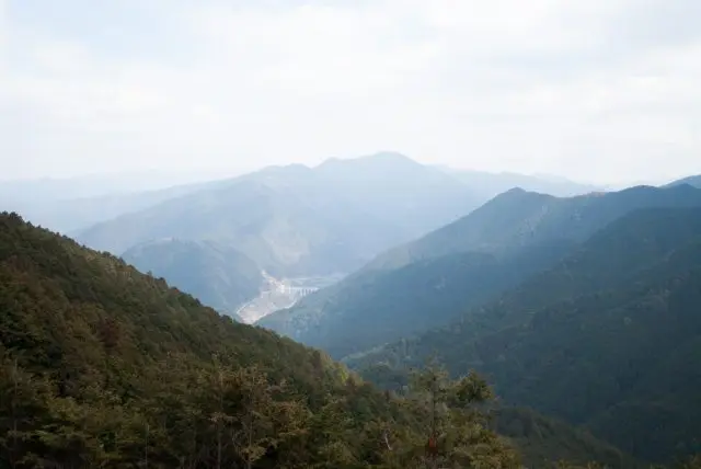 熊野街道の中間地点、大峯山の山間に立地。