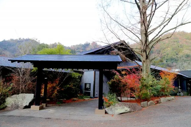 歴史を感じさせる趣のあるエントランス。