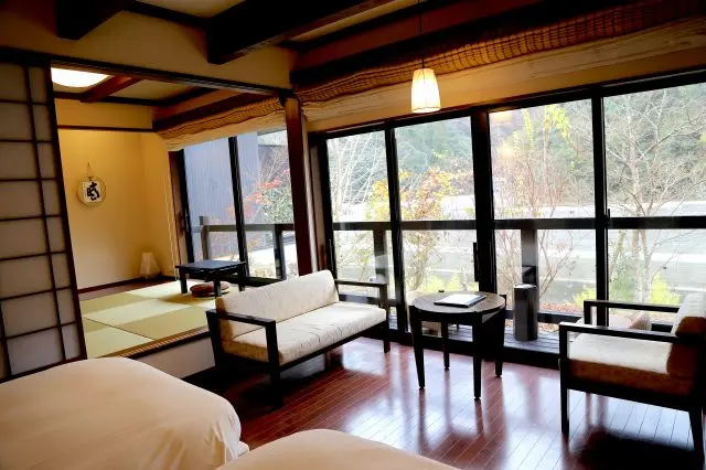 シモンズ社製のベッドを完備。畳敷きのスペースもある和洋折衷のインテリア。