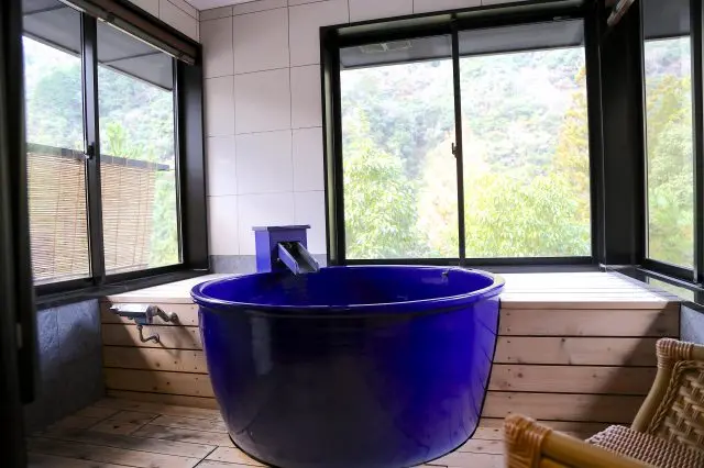 客室の半露天風呂は和のしつらえが印象的です。