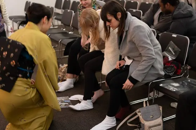 能楽堂へ入ったら、舞台に上がる時の必須作法・白足袋に履き替えます。