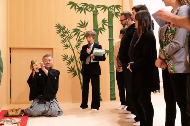 能面を手に取る時は、紐を通す穴の辺りを持つのが作法。表面は絶対に触ってはいけません。