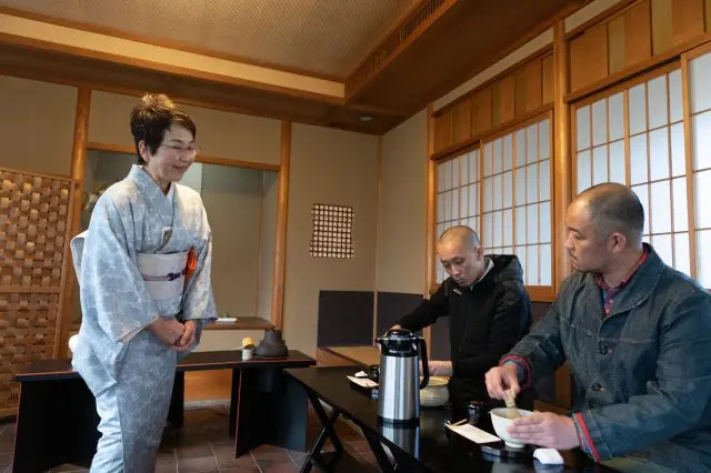 道具の使い方から作法まで先生が詳しく教えてくれます。