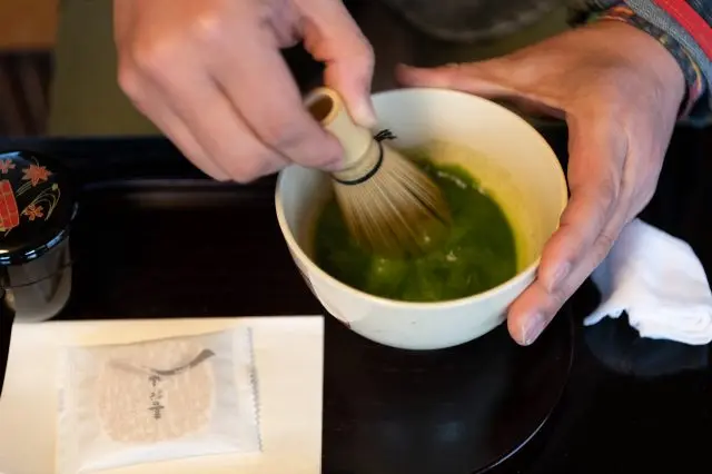 本格的な道具を使って心静かにお茶を点てます。