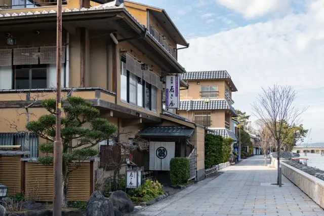 宇治川沿いに立つ純日本建築の老舗料亭。