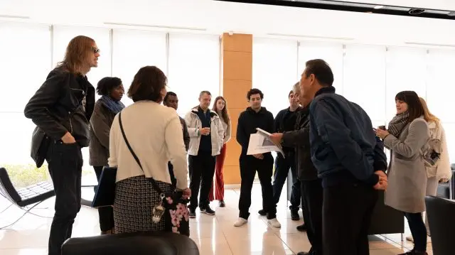 機長から事前説明を受ける参加者。英語アナウンスも可能。