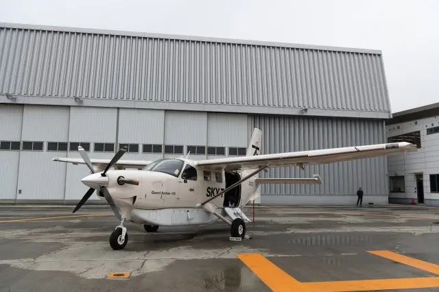 機体はとってもコンパクト。やや丸みを帯びた形がかわいい。