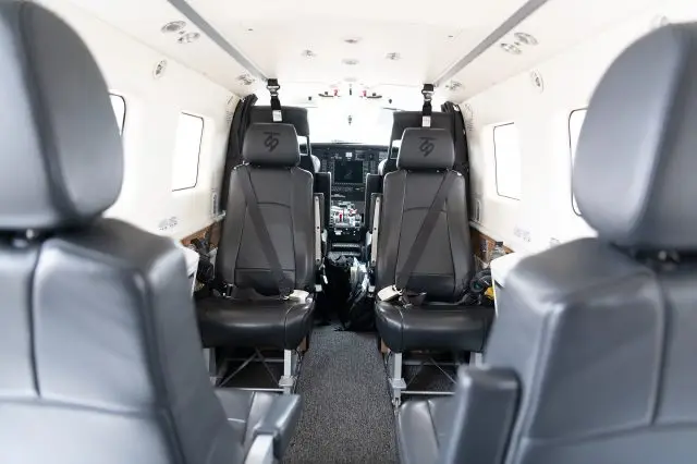 対面シートで会話も楽しめる！革張りだから座り心地も抜群！