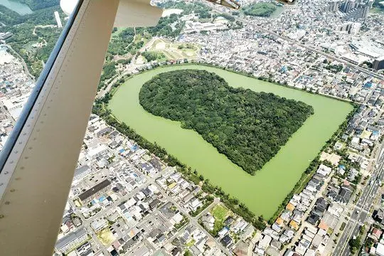 全長は486m。地上からは全体を見渡せませんが、上空からは鍵穴の形をした日本最大の前方後円墳の雄大な姿を見ることができます。