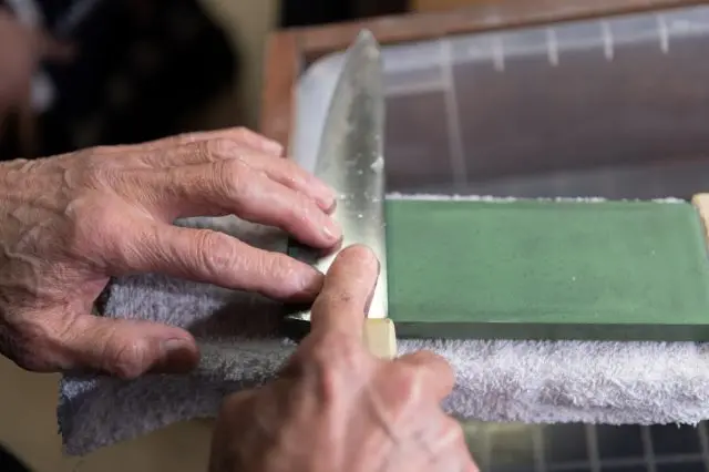 職人さんの見事な技にかかれば、ものの5分で切れ味は復活。無駄のない動きはさすが。