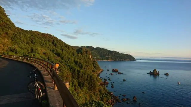 伊根湾の景色とはうってかわり、荒々しい景色が魅力の日本海岸。