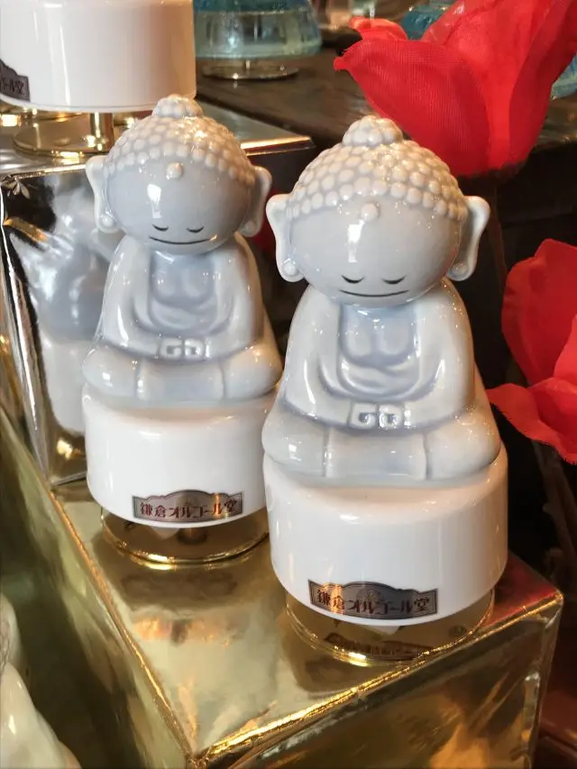 鎌倉大仏オルゴール。鎌倉の大仏をモチーフにしている。丸みのあるフォルムと優しい表情が愛らしい一品