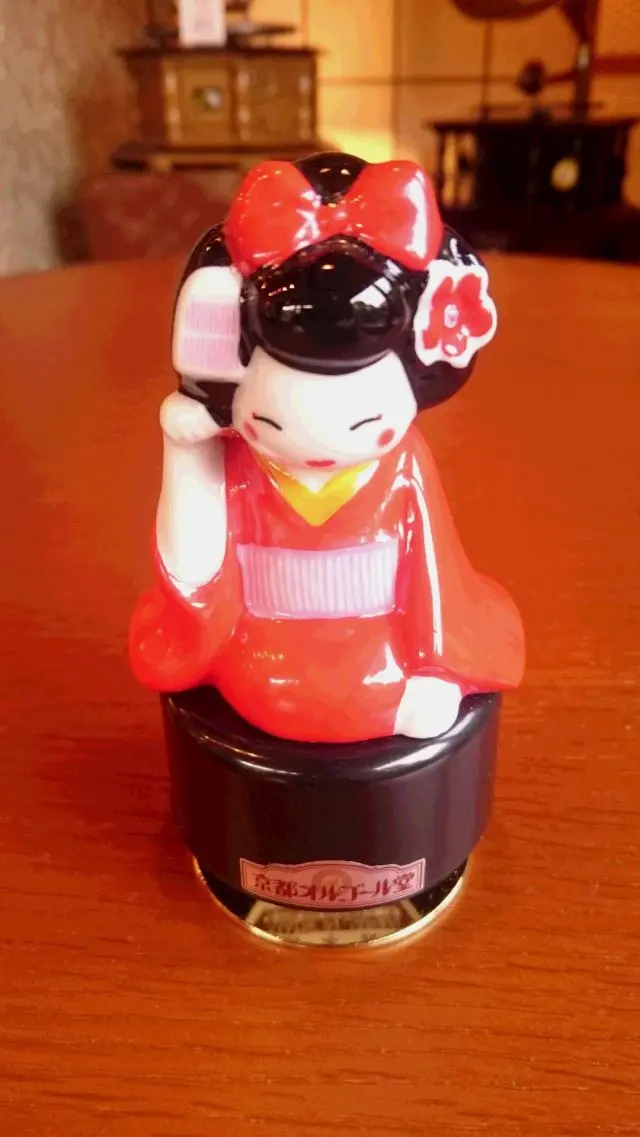 招き舞妓オルゴール。京都の舞妓さんと、日本古来の置物「招き猫」をモチーフにしたオリジナルオルゴール