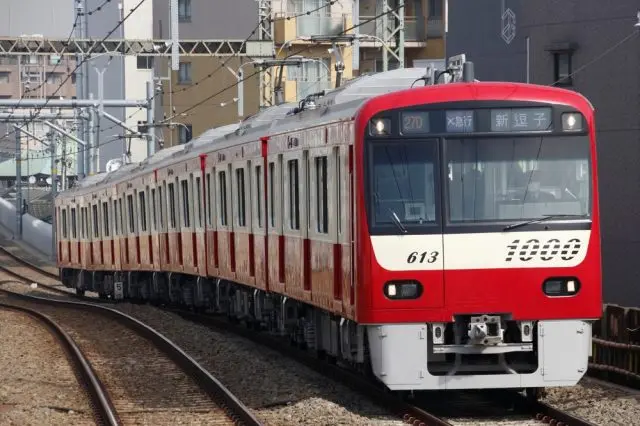 连结羽田与都心的京急线是红色车体