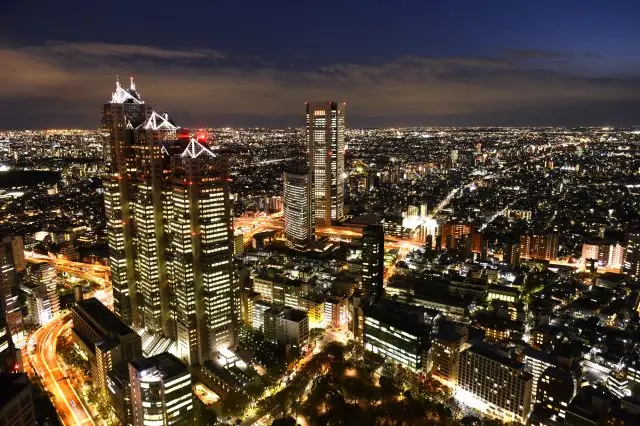 夜の新宿パークタワー