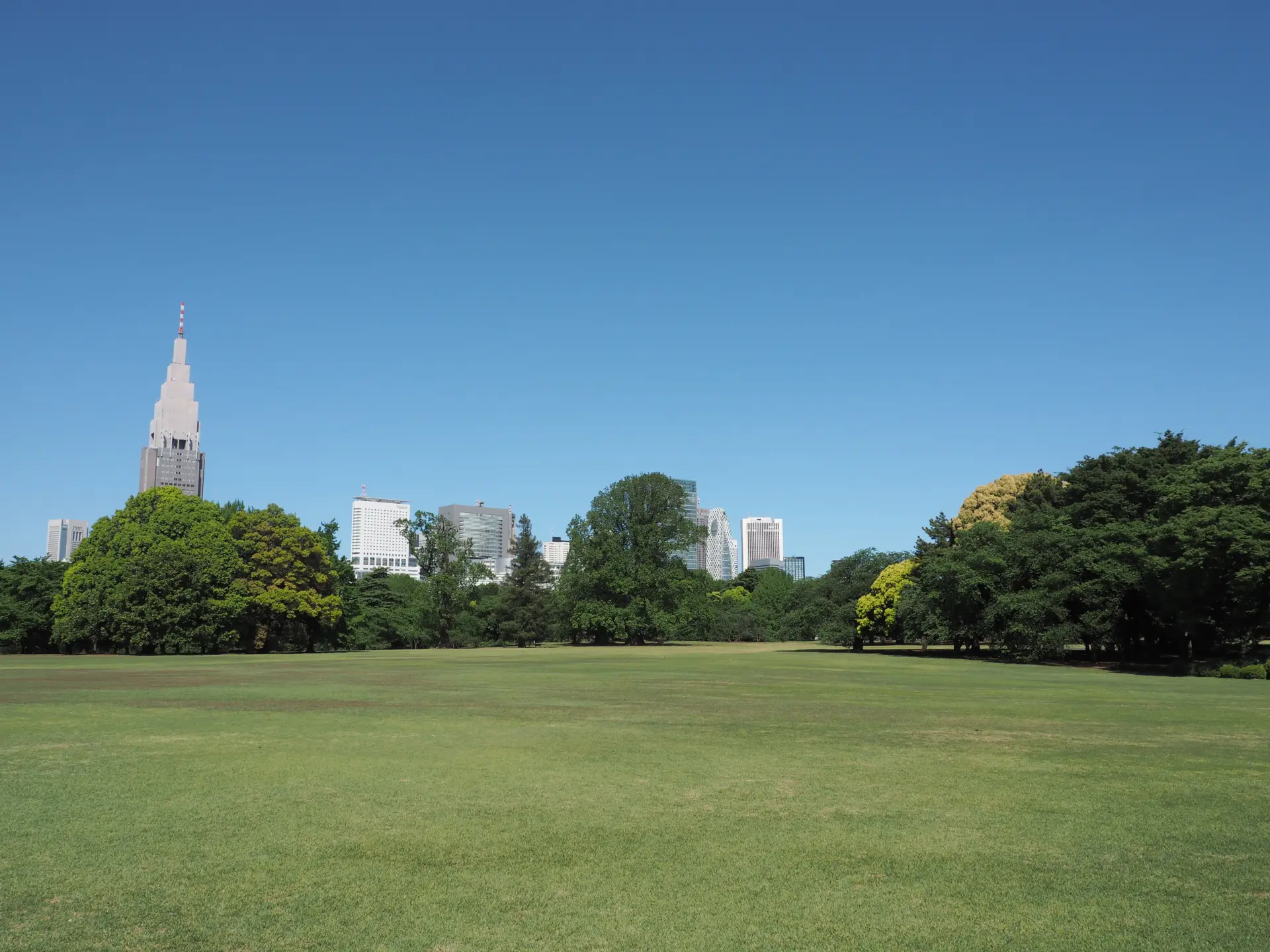 四季折々の自然や歴史的建造物のある美しい庭園