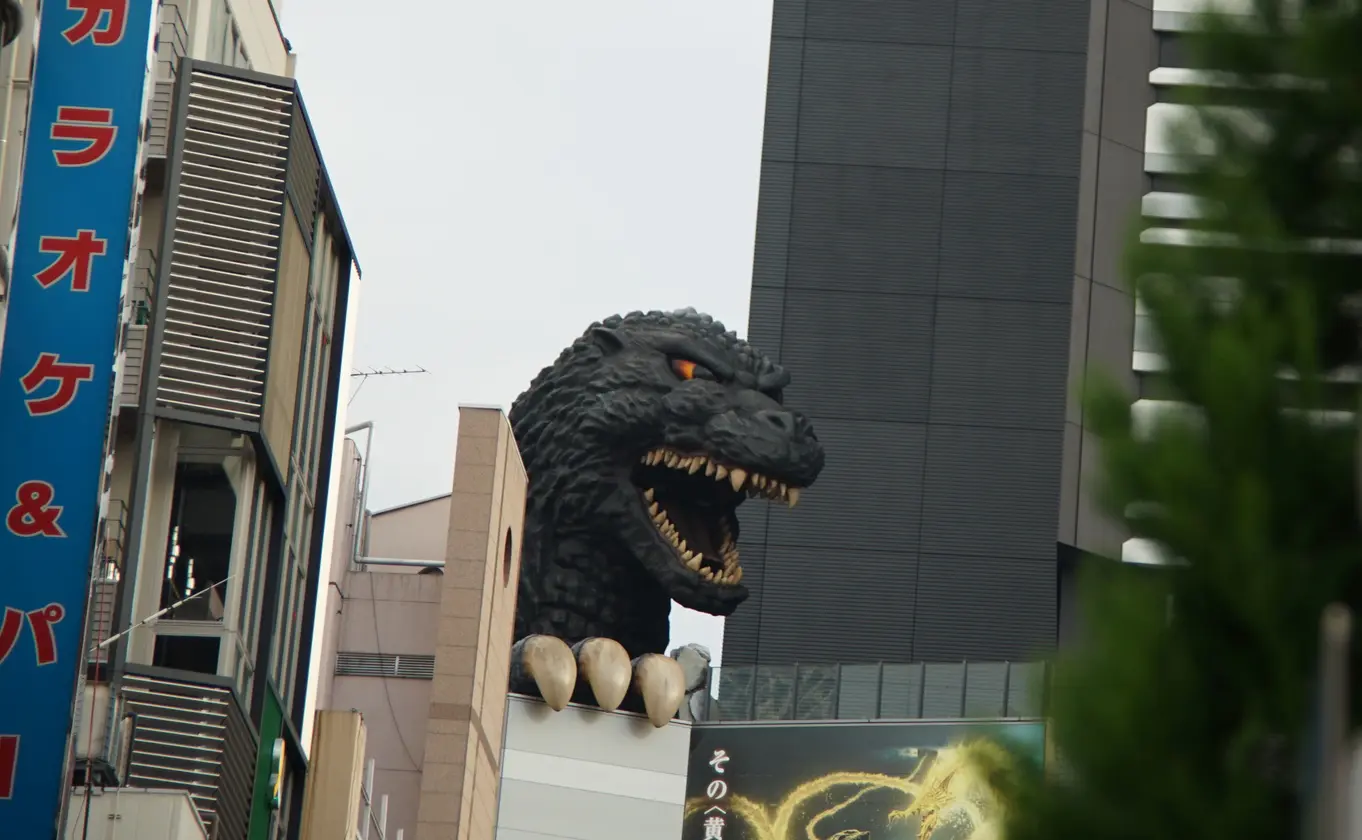 TOHOシネマズの上から顔を出すゴジラ