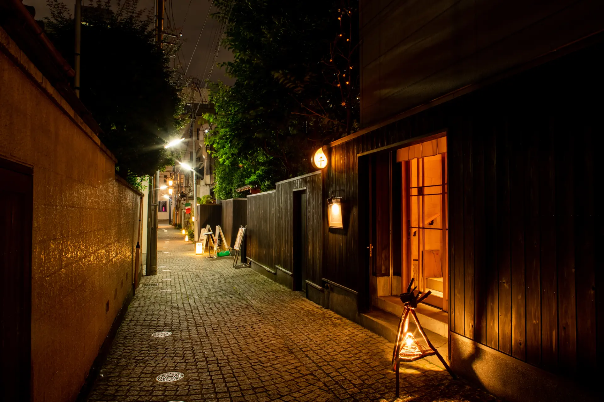 レトロな雰囲気の街並みに、お洒落なショップや飲食店などが混在する街