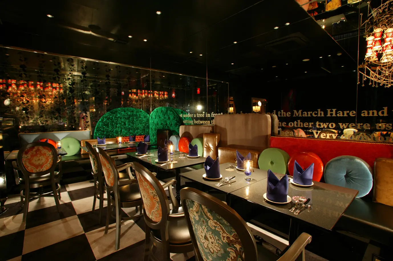 新宿の中心で、「不思議の国のアリス」の雰囲気を楽しめるコンセプトレストラン