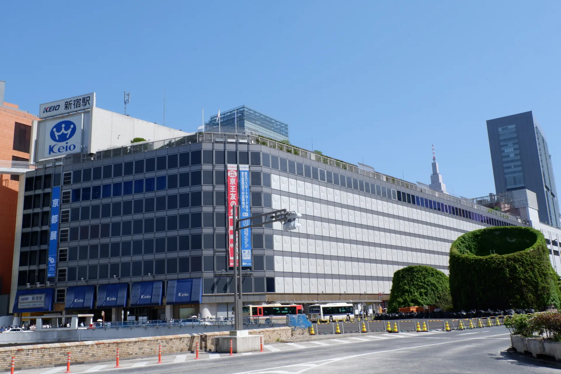 新宿駅西口直結の利便性の高い百貨店