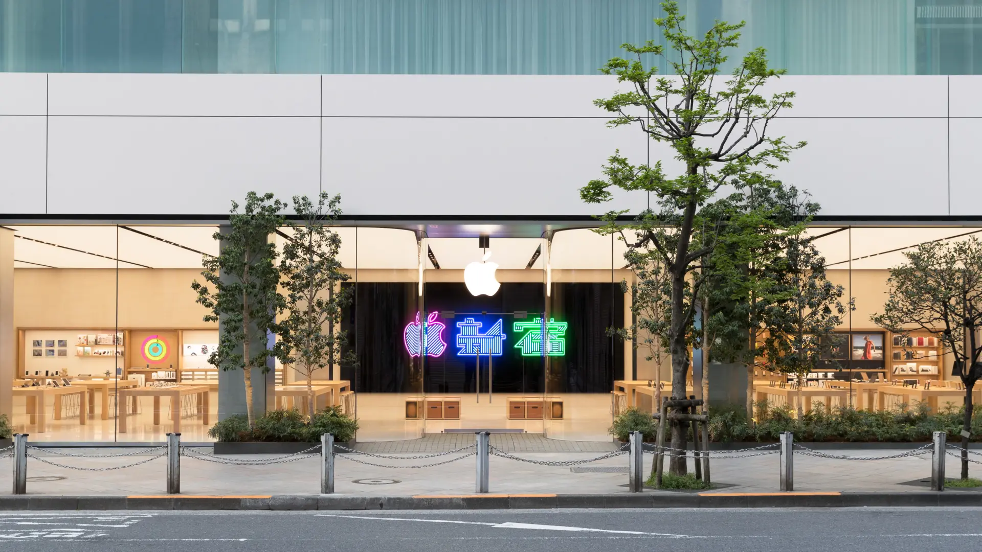 全長37メートルの巨大ガラスと6Kの巨大ディスプレイを持つAppleの最新デザインの店