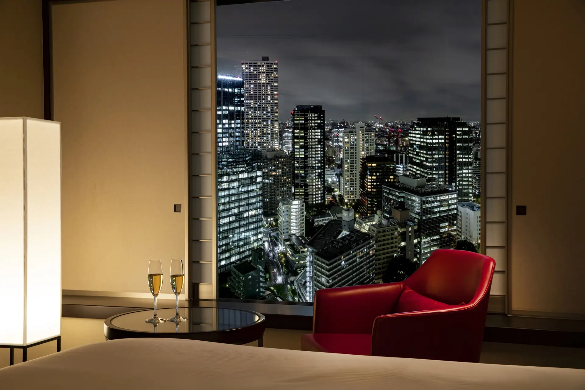 新宿の高層ビル街に建つラグジュアリーホテル