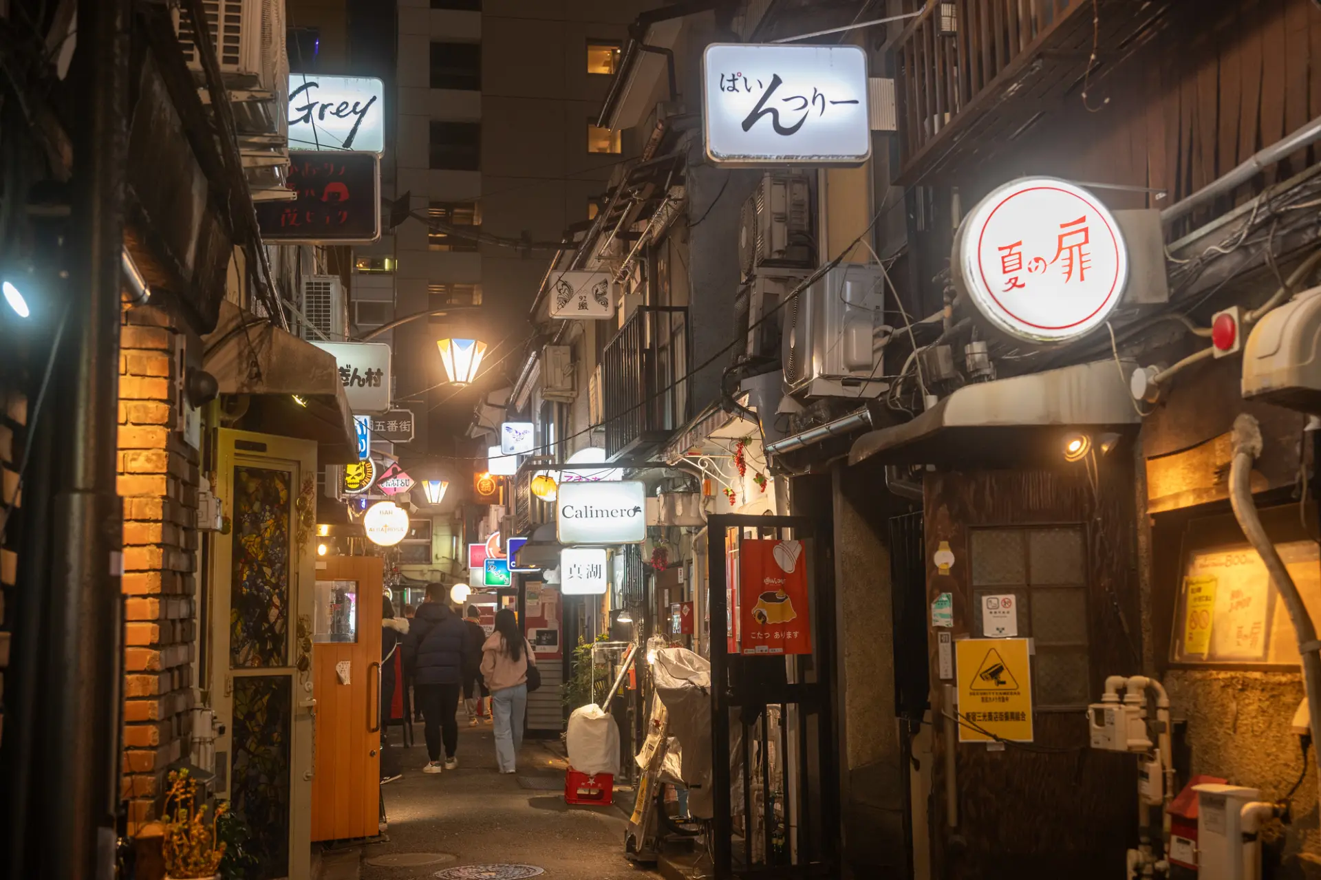 新宿黃金街聚集個性十足的餐飲店與酒吧
