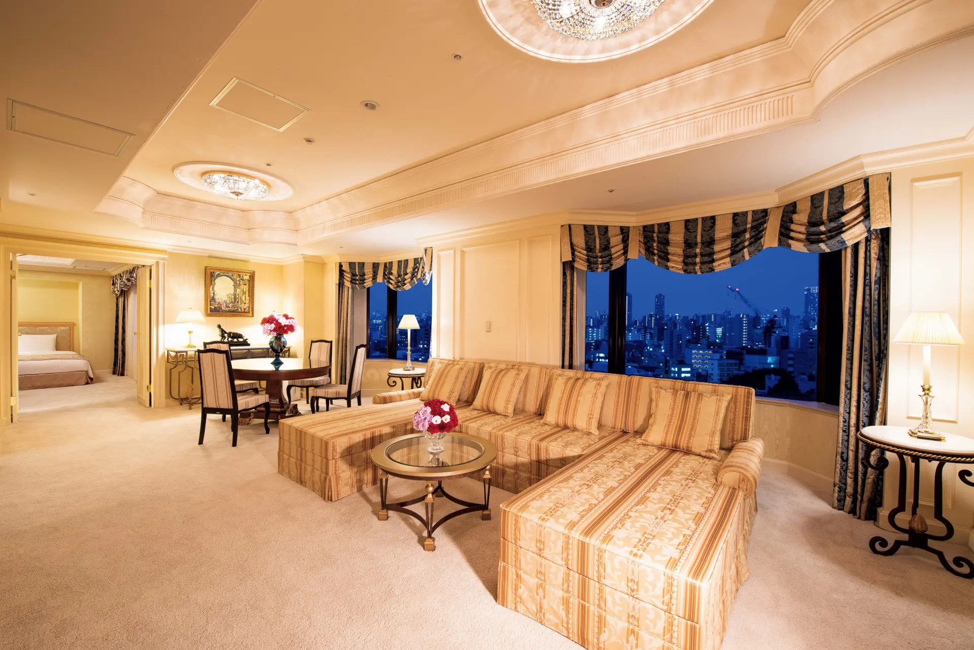 都会の喧騒を離れ、緑に囲まれた空間で上質なもてなしを提供するラグジュアリーホテル