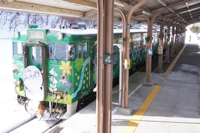 流冰物語號。色彩鮮明的列車讓人充滿期待