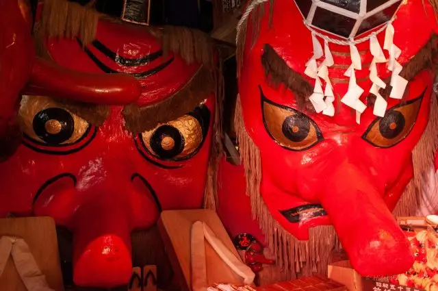 顔の長さ6.5m、鼻の長さ2.8mもある日本一の大天狗面。目の前にすると、思わず腰が引けてしまうほどの大迫力です。