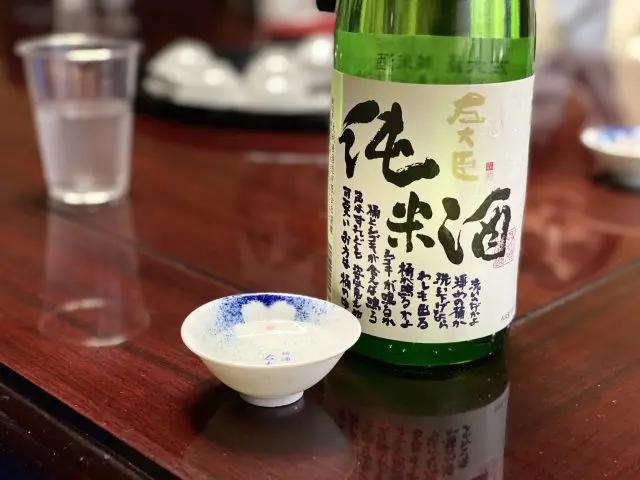 酒蔵見学の後は、お楽しみの試飲タイム。人気の高い「左大臣・純米酒」をはじめ、大吟醸や生酒、限定酒など様々なお酒をいただき、ほろ酔いに。